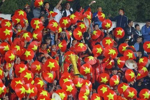 Cờ bay rợp trời, CĐV 'nhuộm đỏ' sân Việt Trì tiếp lửa đội tuyển Việt Nam trước giờ bóng lăn