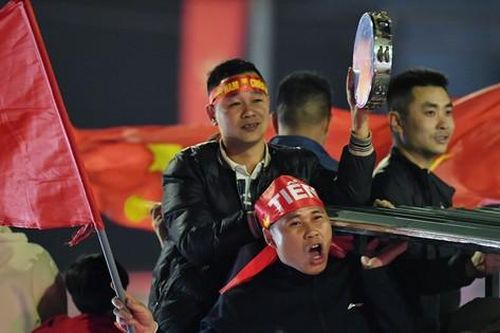 Người dân Việt Trì - Phú Thọ tưng bừng 'đi bão' sau chiến thắng của đội tuyển Việt Nam