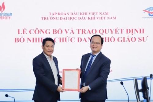 PVU công bố và trao quyết định bổ nhiệm chức danh Phó Giáo sư cho Tiến sĩ Vũ Minh Hùng