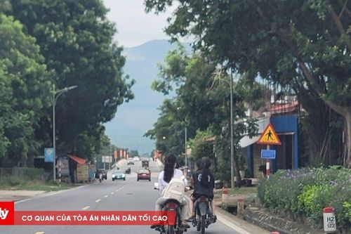 Tăng ga bỏ chạy, lao xe máy vào cảnh sát giao thông
