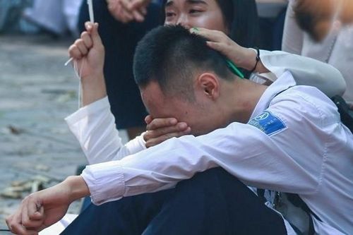 Học sinh khóc ròng trong những buổi kỹ năng sống: Giáo dục hay thao túng cảm xúc?