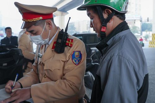 Ngày thứ 2 thực hiện Nghị định 168 tại Hà Nội: Hối tiếc vì vượt đèn đỏ