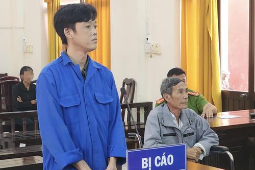 Cha cất giữ súng 'làm kỷ niệm', con mang ra dọa vợ không được ly hôn