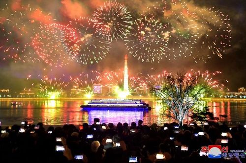 Thế giới đón năm mới 2025 với những hình ảnh trái ngược