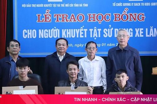 Trao học bổng cho sinh viên khuyết tật