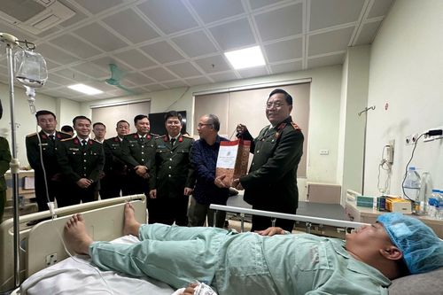 Kịp thời thăm hỏi, động viên chiến sĩ bị thương khi làm nhiệm vụ