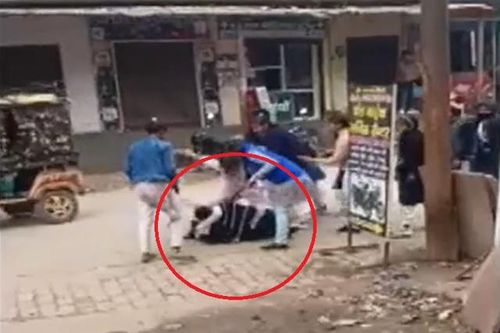 2 cô gái đánh nhau dữ dội ngay giữa phố vì cùng thích một chàng trai