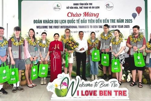 Đón đoàn khách du lịch quốc tế 'xông đất' đầu năm 2025 tại quê hương xứ dừa