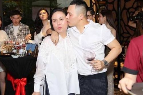 Vũ Khắc Tiệp khoe loạt ảnh thân thiết bên cạnh một nữ doanh nhân