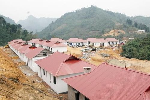 Người dân rẻo cao hân hoan an cư trong những ngôi nhà mới