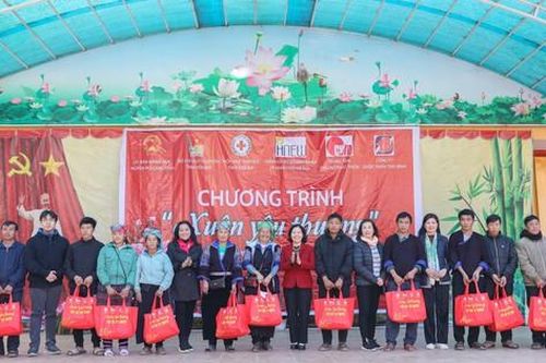 Hiệp hội Nữ Doanh nhân TP Hà Nội tổ chức 'Xuân yêu thương', tặng quà Tết cho đồng bào vùng cao