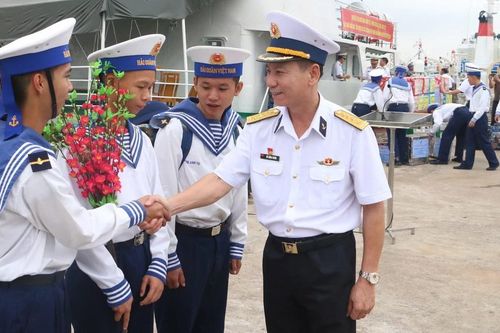 Những chuyến tàu chở tình cảm đất liền đến với lính đảo xa