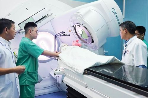 Tiên phong thực hiện xạ trị cho bệnh nhi: Dấn thân và hy sinh