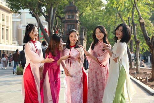 Hồ Gươm tấp nập các 'nàng thơ' xúng xính đi chụp áo dài Tết