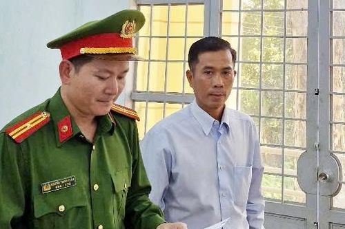 Giám đốc chỉ đạo miễn phí địa chính cho người quen