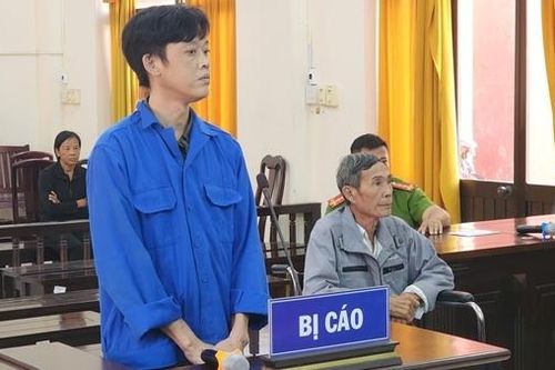 Giữ súng làm kỷ niệm, cựu Trưởng ấp cùng con trai lãnh án tù
