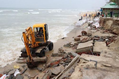 Huy động hàng trăm người khẩn cấp cứu bờ biển Đà Nẵng bị sạt lở nghiêm trọng