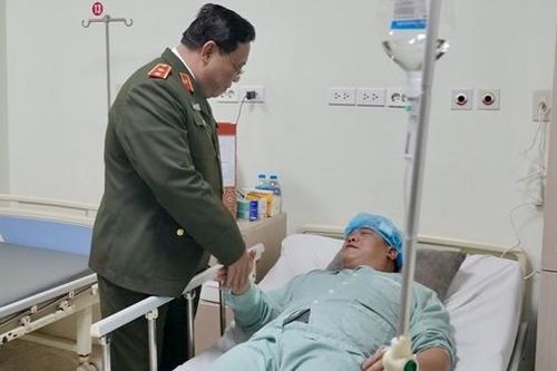 Giám đốc Công an TP Hà Nội thăm, động viên cán bộ bị thương