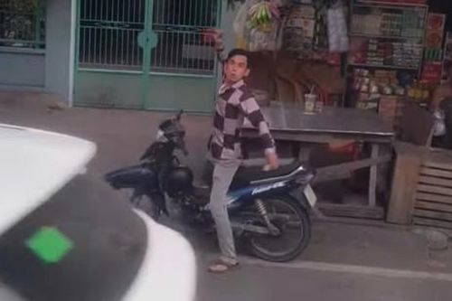 Xác minh, làm rõ thông tin thanh niên cầm đá ném vào xe tải ở TPHCM