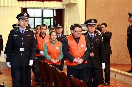 Kỳ 3: Tiền tấn, quà khủng chất đầy nhà tham quan dịp năm mới