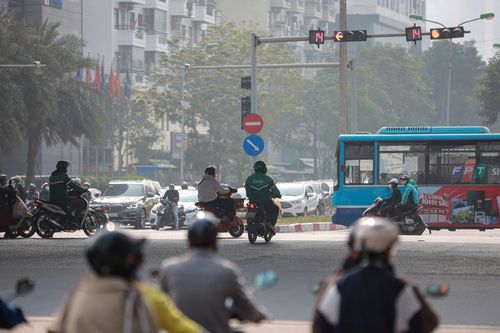 Sở GTVT Hà Nội rà soát, yêu cầu khắc phục đèn tín hiệu 'đang xanh bất ngờ đỏ'