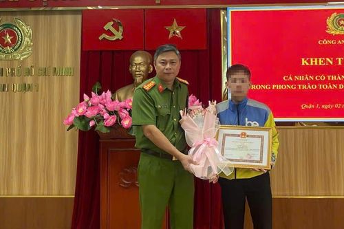 Khen thưởng lái xe công nghệ dũng cảm can ngăn vụ gây rối trật tự