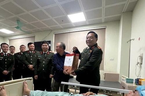 Giám đốc Công an thành phố Hà Nội thăm hỏi chiến sĩ bị thương khi làm nhiệm vụ