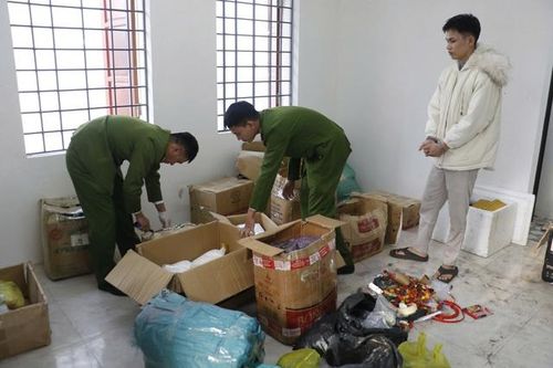 Bí ẩn bên trong các thùng hàng 'phân bón cho hoa'