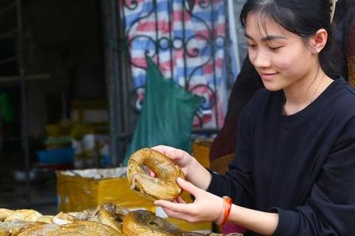 Làng chài đỏ lửa suốt ngày đêm nướng 'cá ông trời' vụ Tết