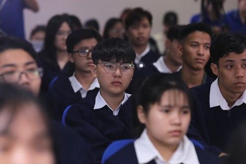 Gen Z vượt khó vươn xa: Những tấm gương từ học bổng Nâng bước Thủ khoa 2024