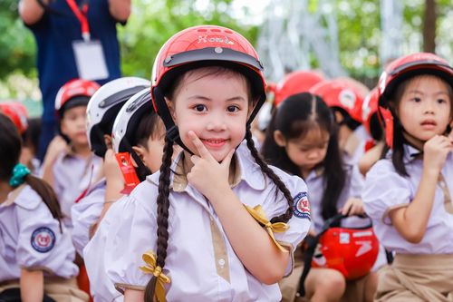 Tổng kết trao tặng mũ bảo hiểm cho học sinh lớp 1 năm học 2024 - 2025