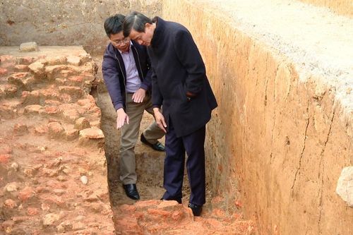 Cận cảnh nơi phát lộ nền móng tường thành kinh đô Hoa Lư xưa