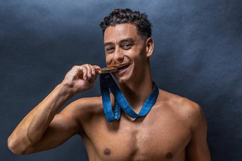 Kình ngư Pháp chê huy chương Olympic gỉ sét như 'da cá sấu'