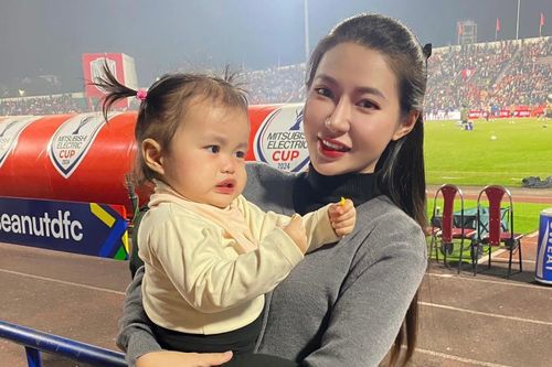 Vợ Đình Triệu, Doãn Ngọc Tân ăn mừng chiến thắng trước Thái Lan