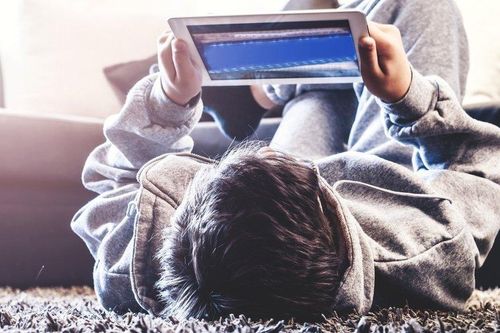 Những cám dỗ trong giờ học bài buổi tối của một teen nam