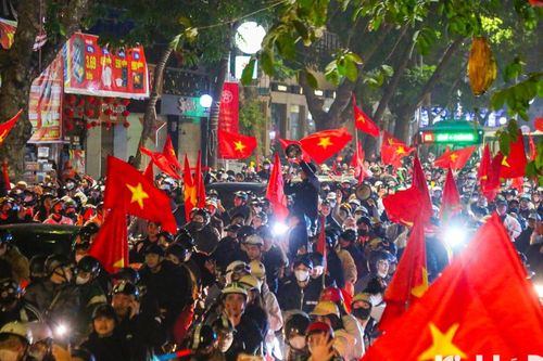 Hà Nội: hàng nghìn người xuống đường mừng chiến thắng của đội tuyển Việt Nam
