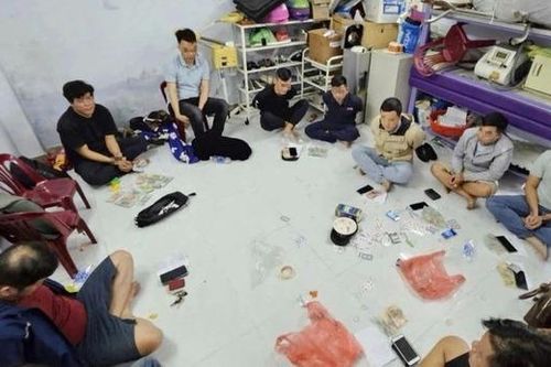 Bắt quả tang 10 đối tượng đang 'sát phạt' trong nhà nghỉ