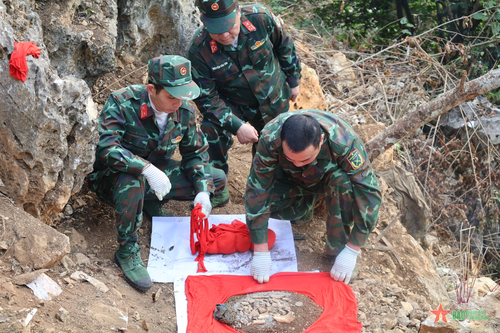 Hà Giang: Bộ đội vượt vách đá dựng đứng đưa liệt sĩ về nhà