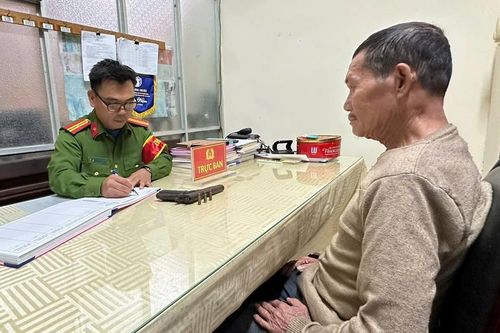 Người dân tự nguyện giao nộp vũ khí