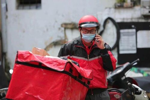 Người trẻ 'chạy nước rút', 'cày cuốc' kiếm tiền những ngày cận Tết