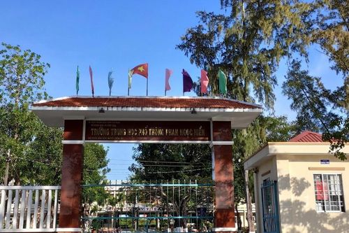 Giáo viên bị kỷ luật vì nhận tiền dạy kèm học sinh thi lại với 'giá không hợp lý'