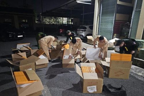 Thu giữ lượng lớn màn hình điện thoại không rõ nguồn gốc