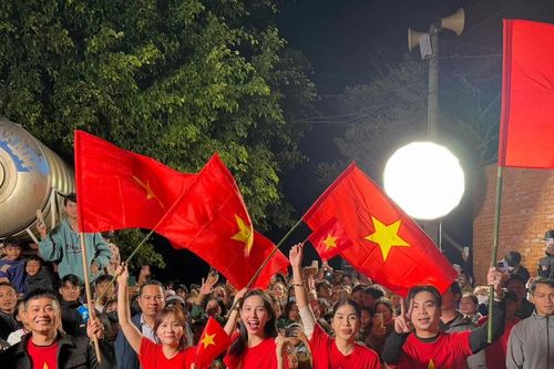 MC Lại Văn Sâm và dàn sao Việt: 'Hoan hô Xuân Son! Hoan hô đội tuyển Việt Nam!'