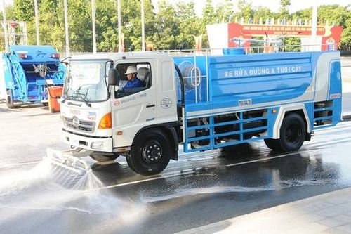 Hà Nội tăng cường phun nước rửa đường, giảm bụi phát tán