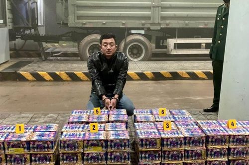 Bắt giữ đối tượng vận chuyển gần 2 tạ pháo lậu