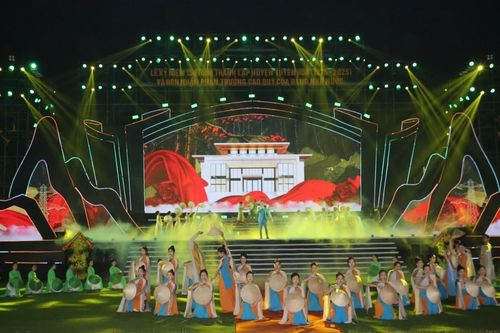 Lắng đọng chương trình nghệ thuật 'Âm vang miền sơn cước' kỷ niệm 150 năm huyện Tuyên Hóa
