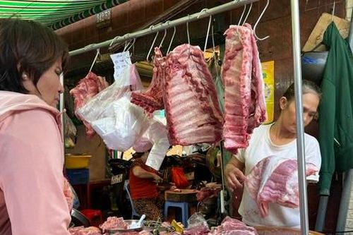 Giá thực phẩm 'nhảy múa': Người mua giật mình, tiểu thương 'đứng ngồi không yên'