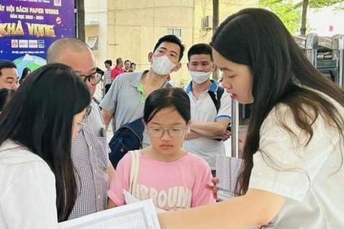 Tuyển sinh lớp 6 trường ngoài công lập: 'Cuộc chiến' của phụ huynh