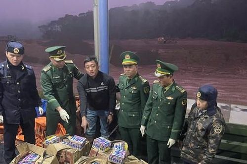 Nhận tiền công 10 triệu đồng chở pháo lậu qua biên giới