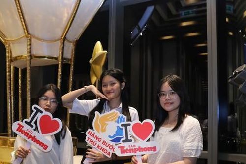 65 sinh viên nhận học bổng Nâng bước Thủ khoa ngắm 'thành phố không ngủ' từ tòa nhà cao nhất Việt Nam
